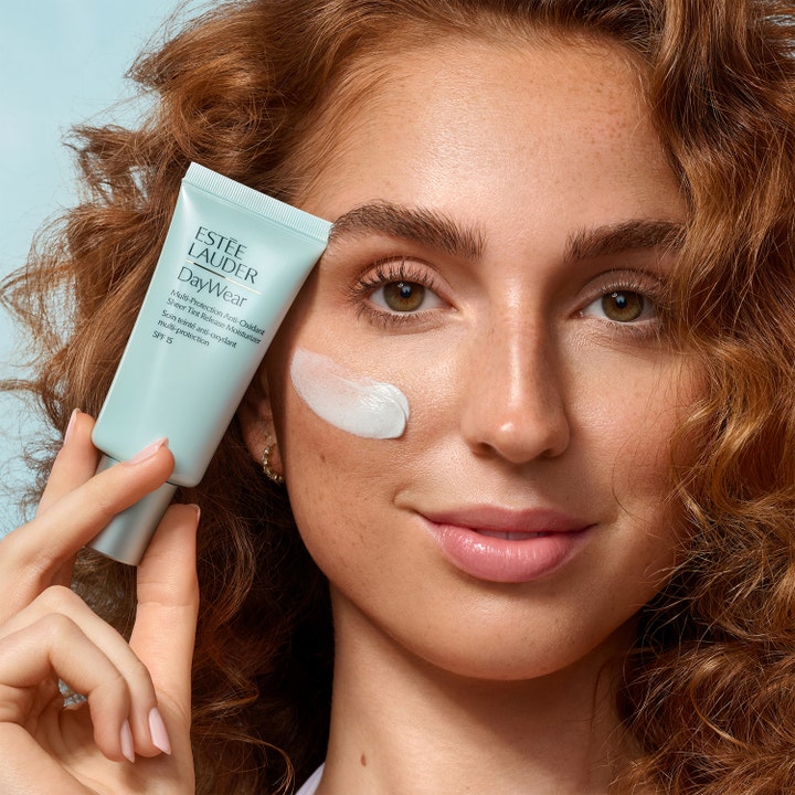 Estée Lauder DayWear Sheer Tint Release Moisturizer 30 ml fuktgivande dagkräm med färg i tub med krämig textur på huden.