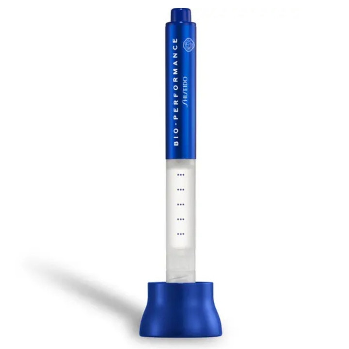 Shiseido Bio-Performance Skin Filler som plumpar huden i en blå och transparent serum-penna med ett blått ställ.