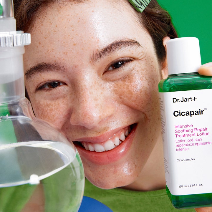 Dr.Jart+ Cicapair Intensive Soothing Repair Treatment Lotion 150 ml lugnande ansiktslotion i grön flaska hos en person.