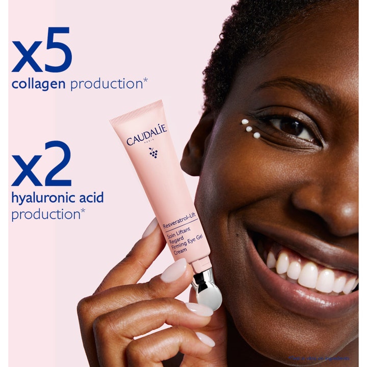 Caudalie Resveratrol-Lift 15 ml anti-age ögonkräm gel i rosa tub på kvinna för ökad kollagenproduktion.