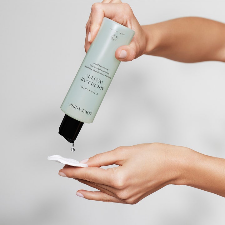 Löwengrip Clean & Calm Micellar Water 230 ml vegansk hudvård som droppas på en bomullsrondell.