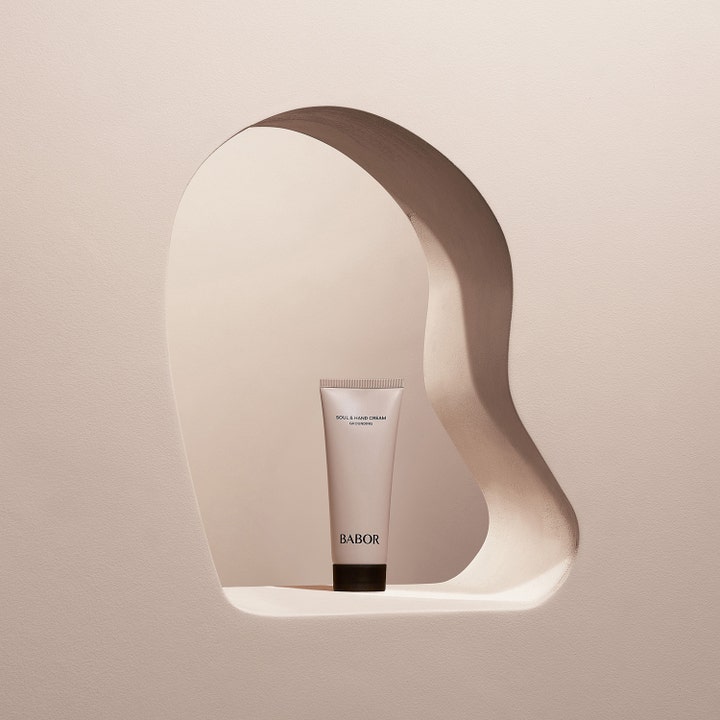 Babor Soul & Hand Cream Grounding 75 ml lugnande handkräm i beige tub för balanserad hud i en organisk öppning