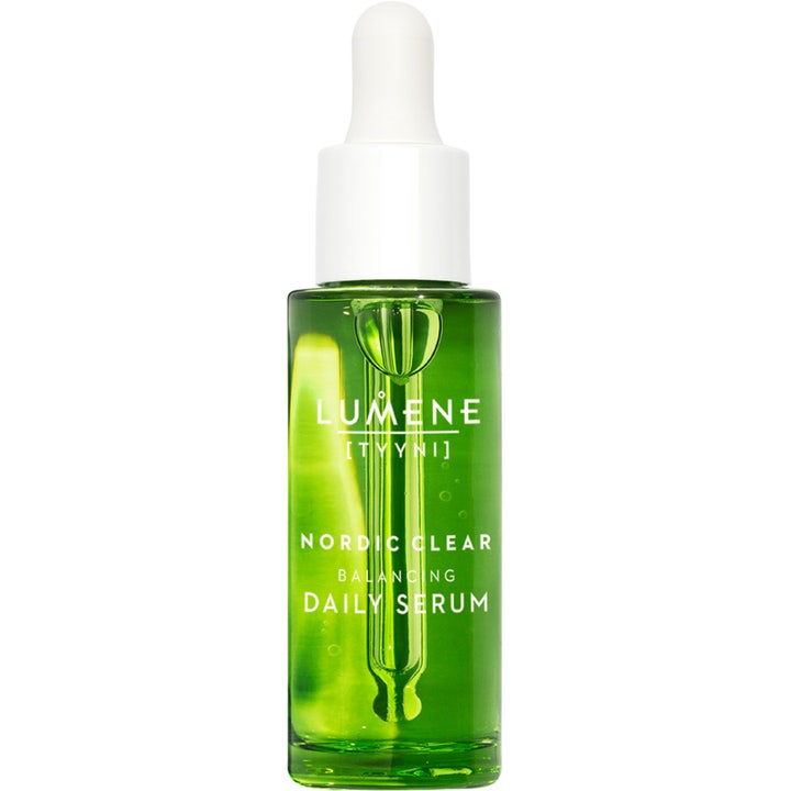 Lumene Nordic Clear Balancing Daily Serum balanserande serum i en grön glasflaska med vit pipettkork