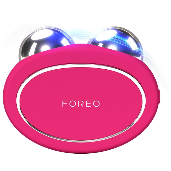 Foreo Bear skönhetsteknik för ansiktslyft utan kirurgi hemma i rosa silikon med två runda silverfärgade metallkulor.