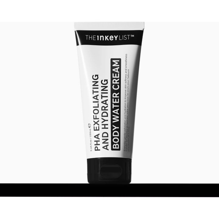 The INKEY List PHA Exfoliating and Hydrating Body Water Cream 150 ml exfoliering kroppsvård i vit tub på blå yta.