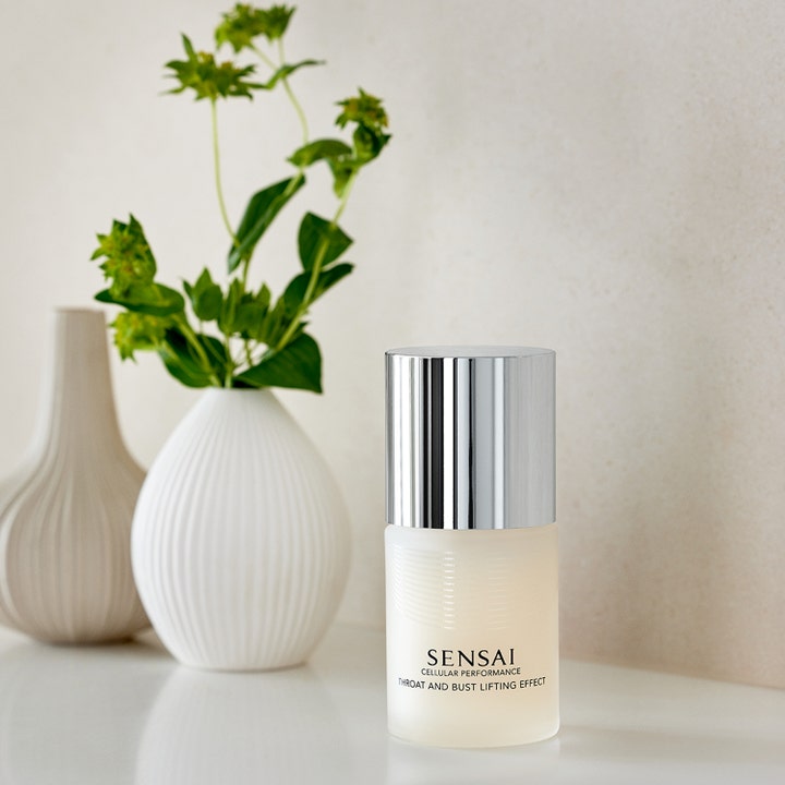 Sensai Cellular Performance Throat And Bust Lifting Effect 100 ml anti-aging halskräm i frostad flaska vid vita vaser
