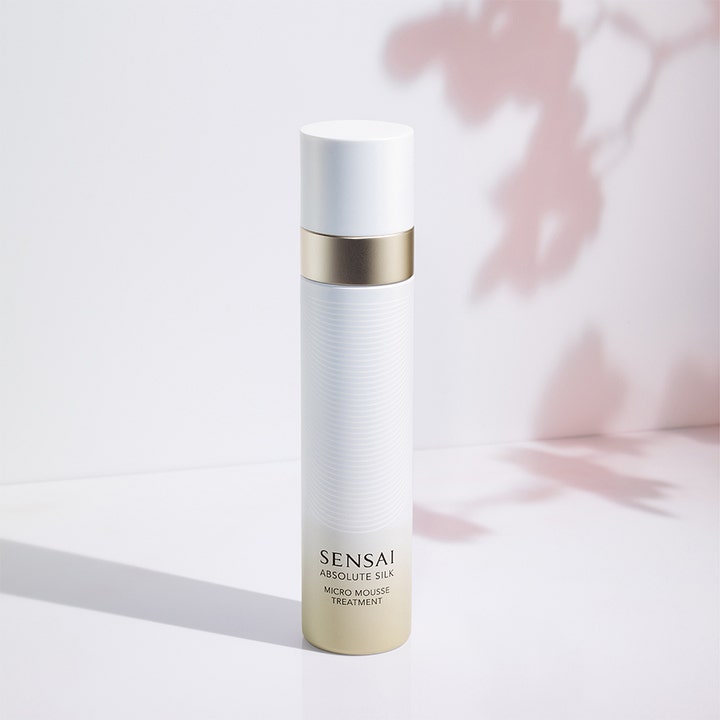 Sensai Absolute Silk Micro Mousse Treatment 90 ml djupfuktande mousse i vit flaska med guld som ger anti-aging lyster.