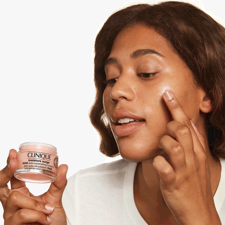 Clinique Moisture Surge 100H 75 ml återfuktande ansiktskräm som appliceras för naturlig lyster.