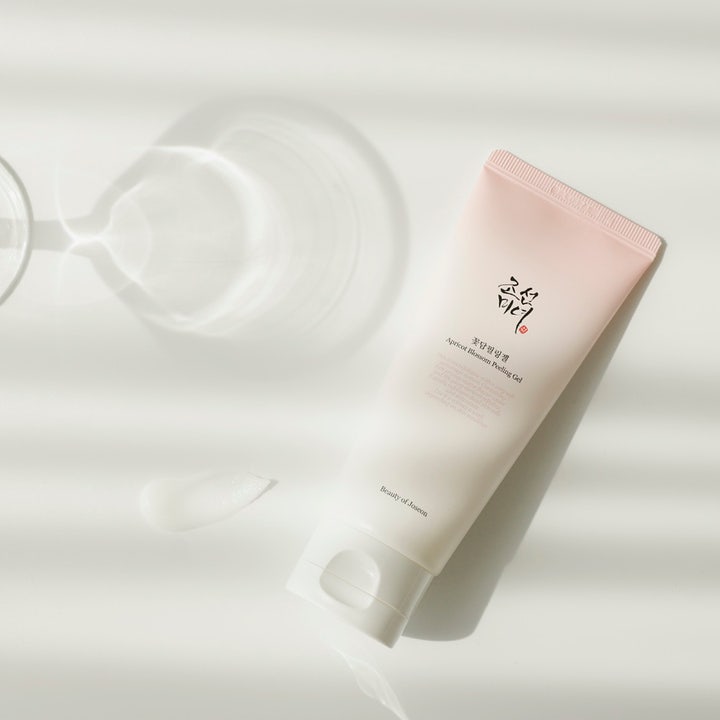 Beauty of Joseon Apricot Blossom Peeling Gel 100 ml peelinggel i ljusrosa tub visas med en klick vit krämig textur.