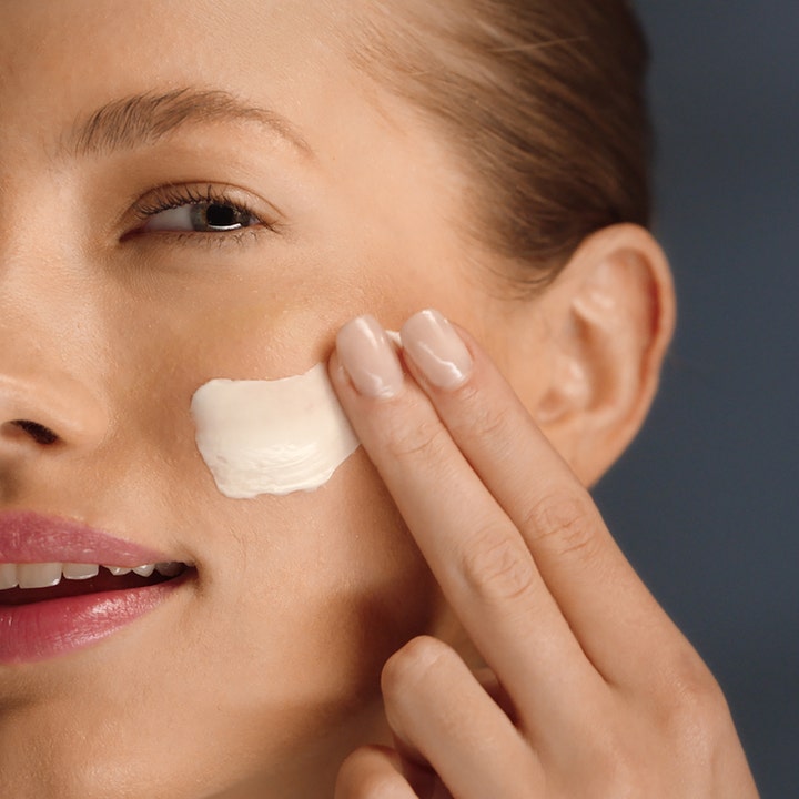 Estée Lauder Revitalizing Supreme + Night Cream 50 ml anti-aging nattkräm som appliceras på kinden