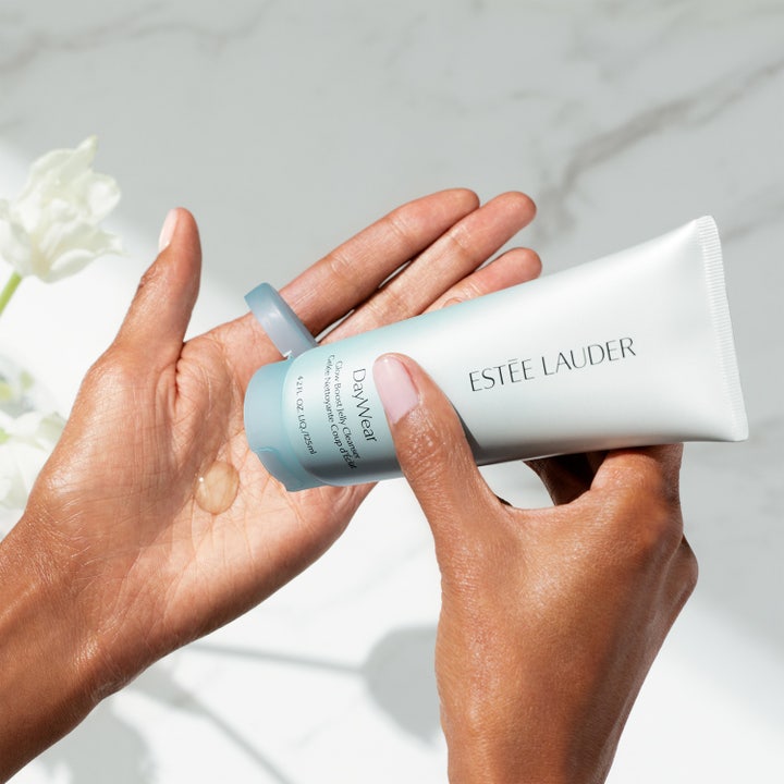 Estée Lauder Daywear Glow Boost Jelly Cleanser 125 ml rengöringsgel som trycks ut ur tub i en handflata