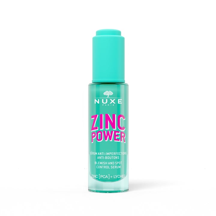 Nuxe Zinc Power Blemish and Spot Control Serum mot orenheter i en turkos glasflaska med rosa text och matchande lock