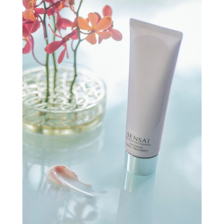 Sensai Cellular Performance Intensive Hand Treatment 100 ml återfuktande anti-aging handkräm i tub med synlig krämig textur.
