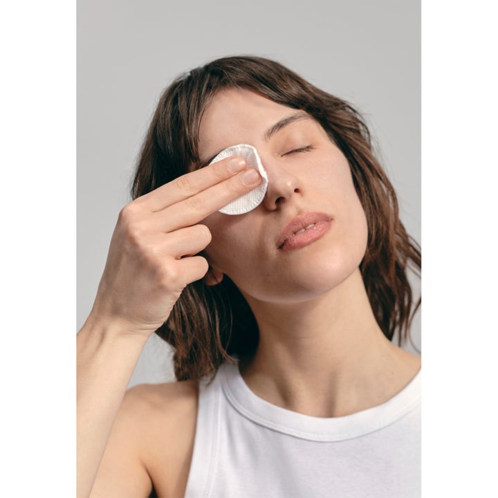 Jorgobé Micellar Cleansing Water 150 ml fuktgivande micellärvatten som används med bomullspad vid ögonen.