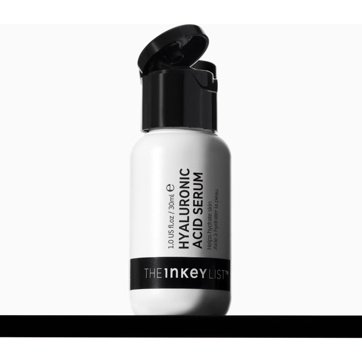 The INKEY List Hyaluronic Acid Serum 30 ml fuktboostande ansiktsserum med genomskinliga droppar av lätt formula.