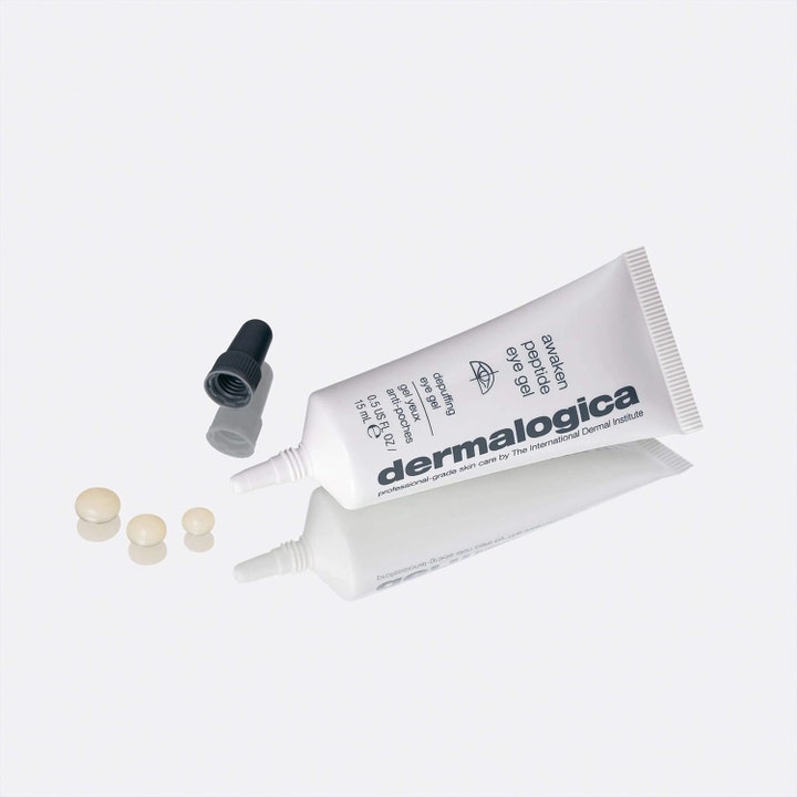 Dermalogica Awaken Peptide Eye Gel 15 ml anti-aging ögongel i vit tub med beige texturklickar mot vit bakgrund.