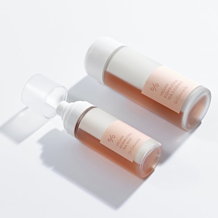 Dr. Ceuracle Vegan Kombucha Tea Mist 80 ml återfuktande face mist i sprayflaska bredvid märkeskollega.