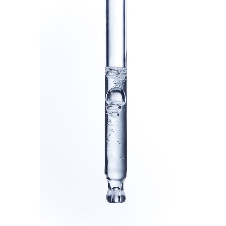 Klairs EGF Blue AC Calming Serum 50 ml lugnande serum mot acne visar en klar vätska med bubblor i en glaspipett.