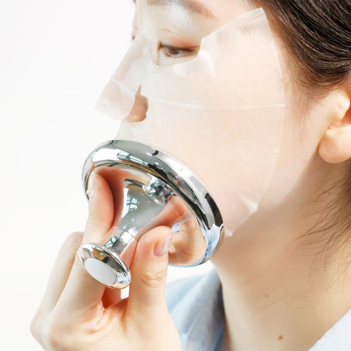 Dr. Ceuracle Cryo Tool 1 st porsammandragande hudvårdsverktyg i silvermetall som används över en arkmask för cryoterapi.