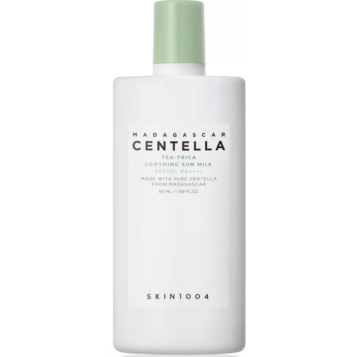 SKIN1004 Madagascar Centella Tea-Trica Soothing Sun Milk 50 ml lugnande solmjölk i vit flaska med ljusgrönt lock