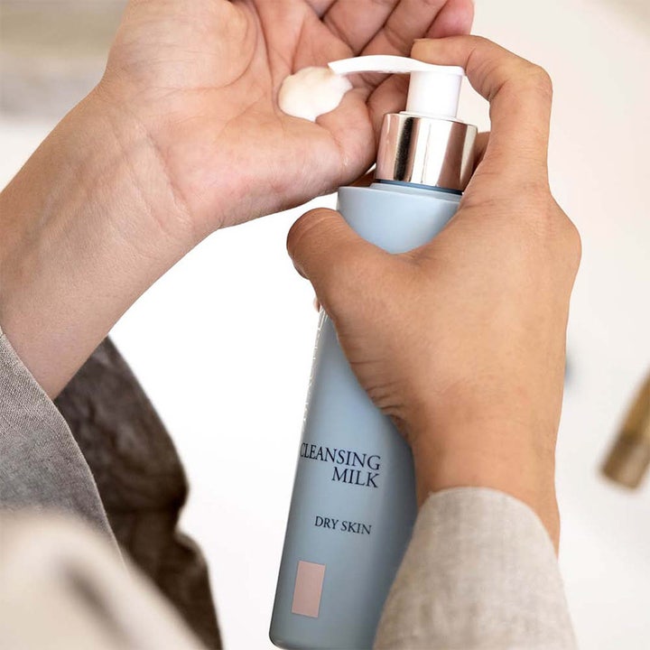 Beauté Pacifique Cleansing Milk 200 ml återfuktande rengöringsmjölk för torr hy som pumpas ut i handen.