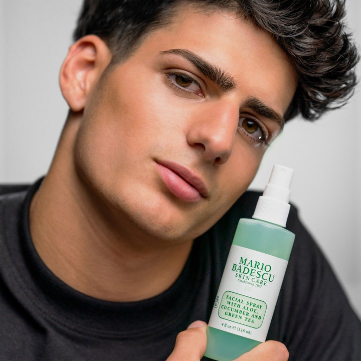 Mario Badescu Facial Spray 118 ml lugnande face mist i sprayflaska som hålls av en kille.