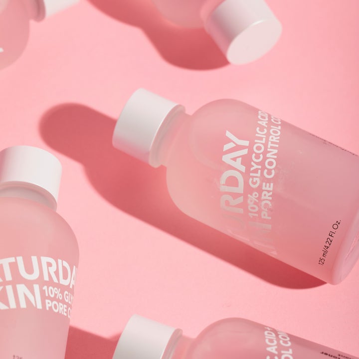 Saturday Skin Pore Clarifying Toner 125 ml toner med 10% glycolic acid i frostad rosa flaska med vitt lock