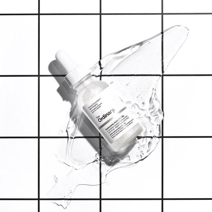 The Ordinary Hyaluronic Acid 2% + B5 30 ml hyaluronsyra återfuktande serum i frostat glas med klar gel på rutigt underlag.