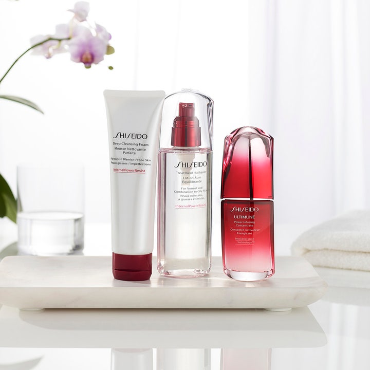 Shiseido Clarifying Cleansing Foam 125 ml daglig ansiktsrengöring i vit tub bredvid andra hudvårdsprodukter