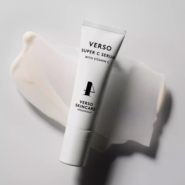 Verso N°4 Super C Serum 30 ml lystergivande serum med vitamin C i vit tub på en mjuk krämig textur