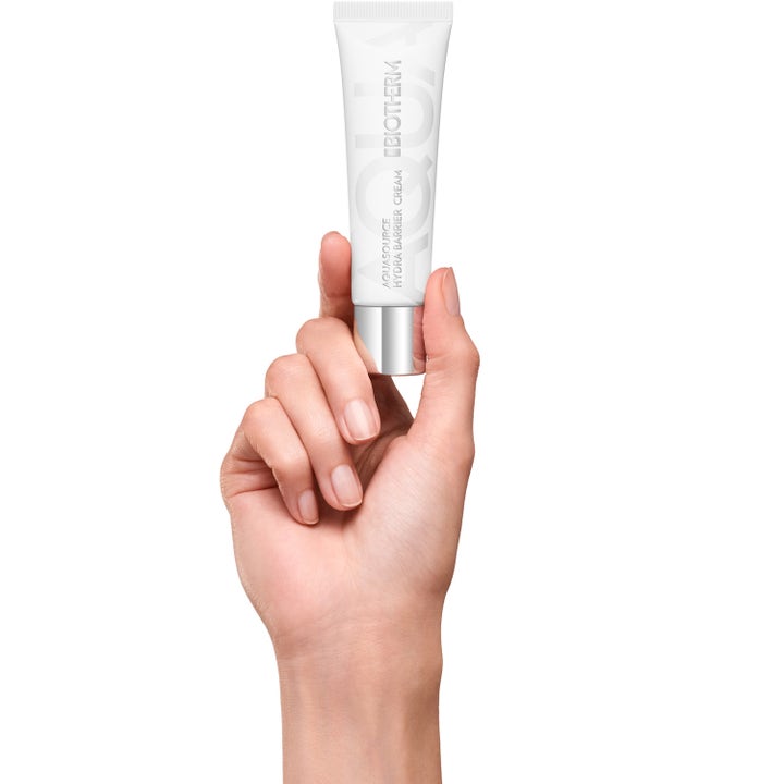 Biotherm Aquasource Hydra Barrier Cream 30 ml återfuktande dagkräm i vit tub med silverlock som hålls i en hand