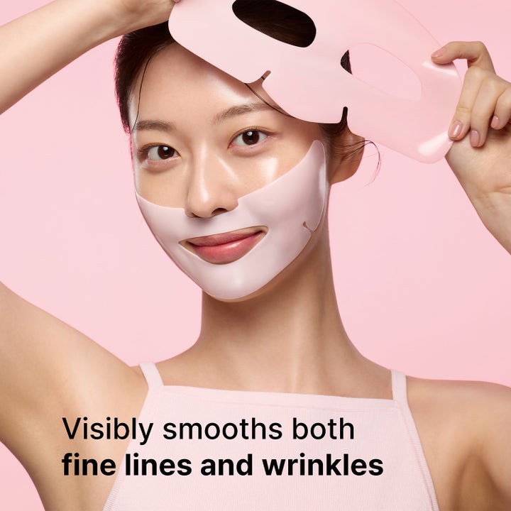 Dr.Jart+ Cryo Rubber Firming Mask 36 g ansiktsmask slätar ut rynkor på kvinna som bär den rosa gummimasken