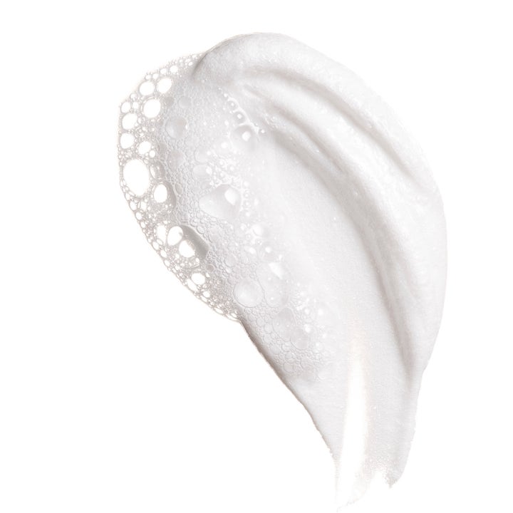 bareMinerals Skinlongevity Plush Gentle Foaming Cleanser 120 ml rengöringsskum visar en krämig vit textur med små bubblor.