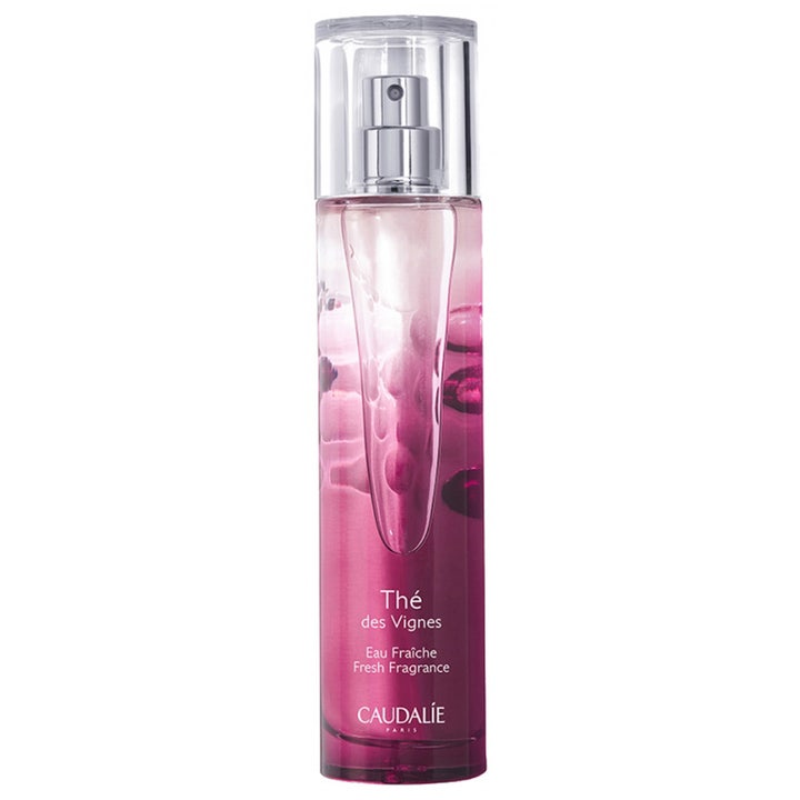 Caudalie Thé des Vignes Fresh Fragrance 50 ml fräsch parfym i en lila tonad glasflaska med silverfärgad pump