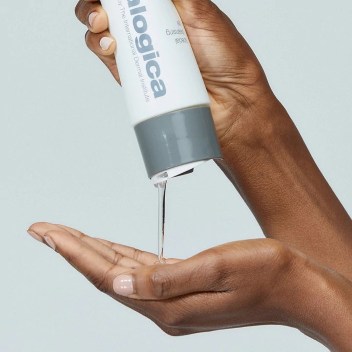 Dermalogica Special Cleansing Gel 250 ml tvålfri gel som ger djuprengöring ansikte hälls från vit flaska i en hand