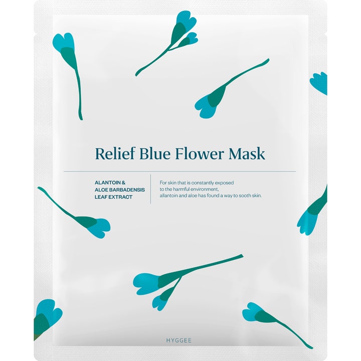 Hyggee Relief Blue Flower Mask blå blomma återfuktande ansiktsmask med allantoin i vit sachet.