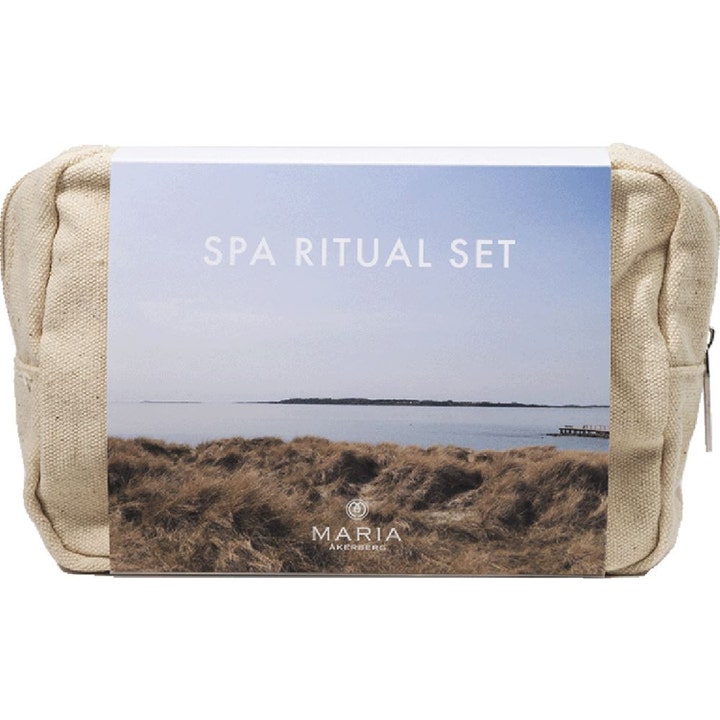 Maria Åkerberg Spa Ritual Set presentset hudvård i en beige tygnecessär med rofyllt kustmotiv för en skön sparitual.