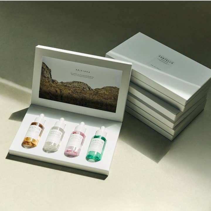 SKIN1004 Madagascar Centella Ampoule Kit 120 ml hudvårdskit med fyra färgade centella serum i en öppen vit presentbox