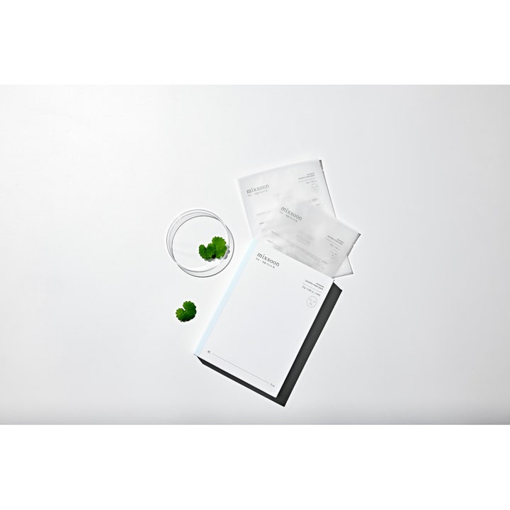 Mixsoon Centella Mask Pack 5 pcs lugnande sheet mask i vit förpackning med färska gröna centellablad