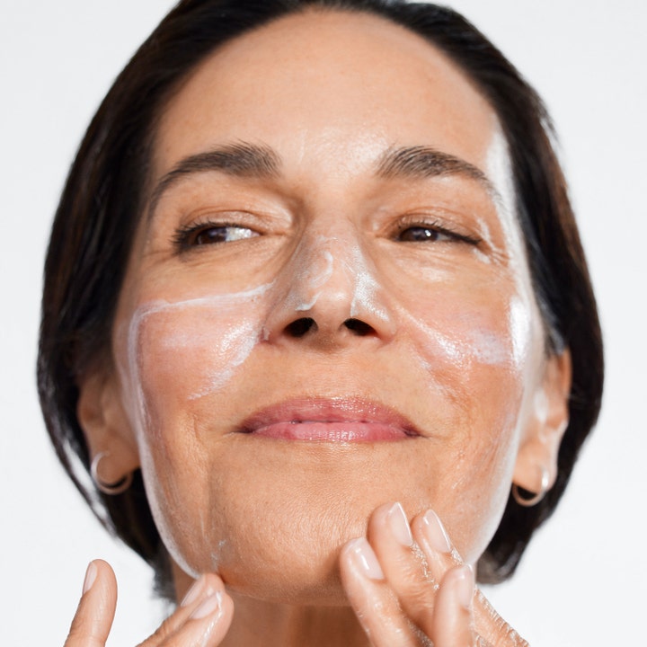 Clinique Smart Clinical Repair SPF30 50 ml clinique dagkräm med spf som en kvinna applicerar vit kräm med i ansiktet.