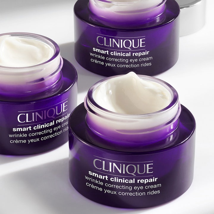 Clinique Smart Clinical Repair 30 ml rynkreducerande ögonkräm i lila glasburkar som visar krämig vit textur.