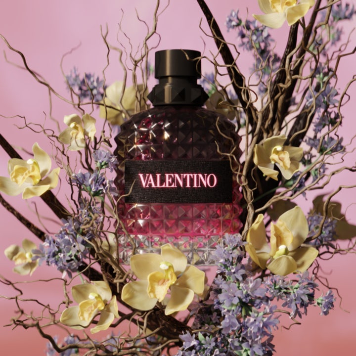 Valentino Born in Roma Uomo Intense 100 ml herrparfym i två storlekar med svarta nitade flaskor och rosa text