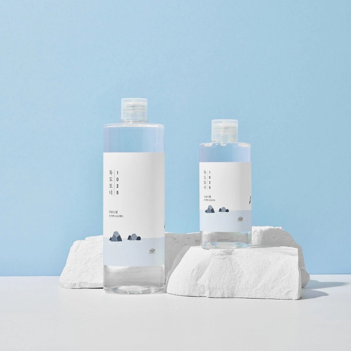 Round Lab 1025 Dokdo Toner 500 ml återfuktande mineral toner i genomskinlig flaska på vita stenar