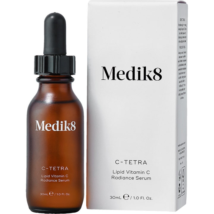 Medik8 C-Tetra Serum 30 ml lystergivande vitamin C serum i bärnstensfärgad glasflaska med vit ytterkartong