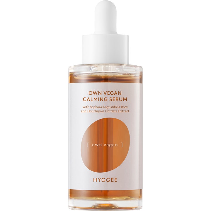 Hyggee Own Vegan Calming Serum 50 ml lugnande veganskt serum i genomskinlig glasflaska med vit pipett