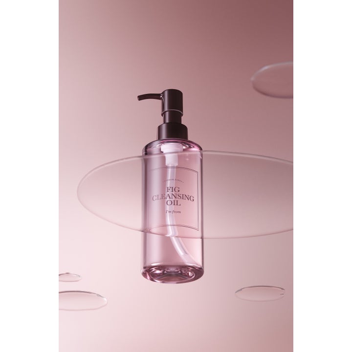 I'm from Fig Cleansing Oil 200 ml rengöringsolja i rosa flaska med svart pump omgiven av svävande oljedroppar