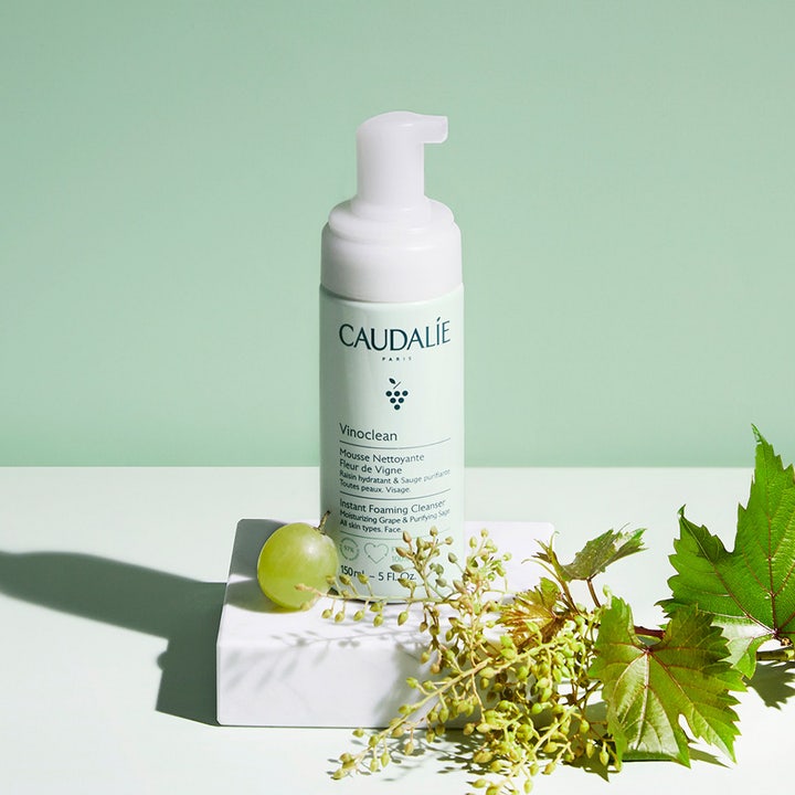 Caudalie Vinoclean Instant Foaming Cleanser 150 ml tvålfritt skum i flaska med pump och gröna druvor