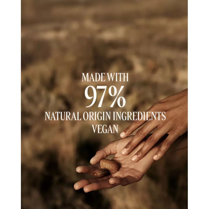 L'Occitane Almond Supple Skin Oil 100 ml mandelolja visar händer med mandlar och texten Vegan.