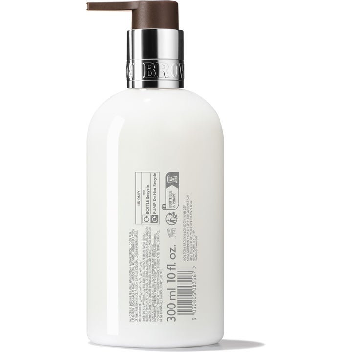 Molton Brown Refined White Mulberry 300 ml handlotion daglig användning i vit flaska med silverpump och baksidestext.