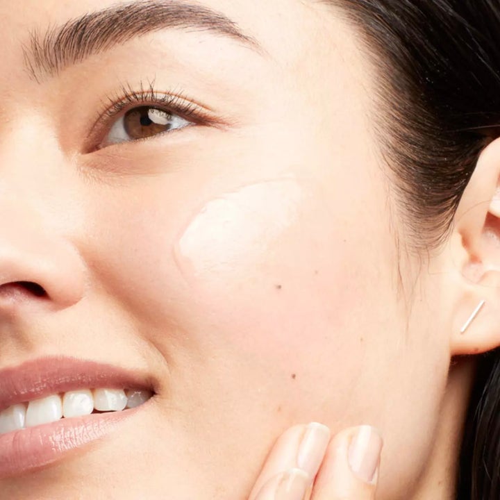 Clinique All About Eyes Cream 30 ml ögonkräm mot mörka ringar som appliceras på huden för en piggare blick.